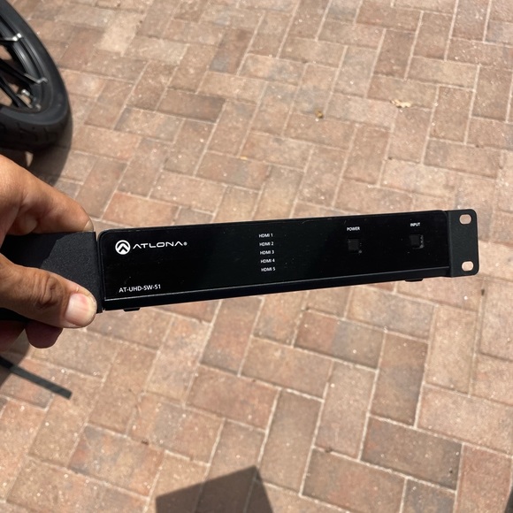 Atlona AT-UHD-SW-51
With Rack Mount Unit - Picture 8 of 10